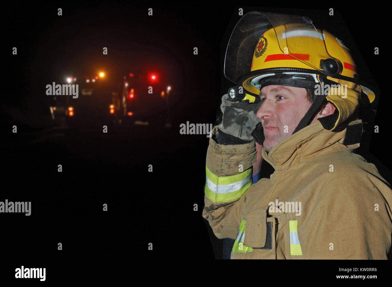 Greymouth, Neuseeland, ca. 2006: Feuerwehrmann verwendet eine Fackel auf dem Feld bei einem abendlichen Buschfeuer in der Nähe von Greymouth Westla, Signal Stockfoto