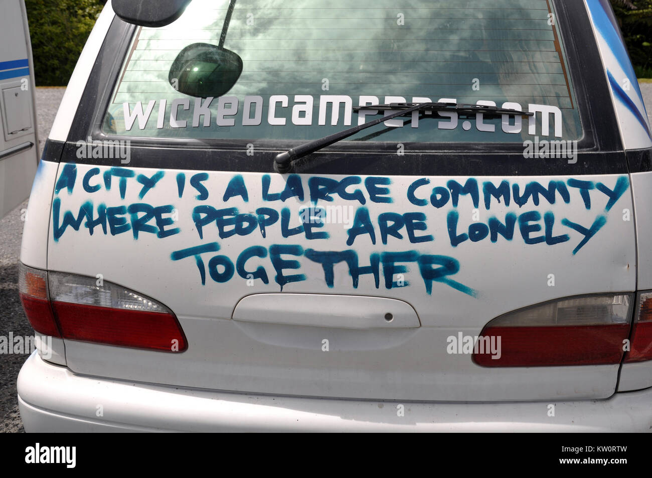 Signage auf Van: eine Stadt ist eine große Gemeinschaft, wo Menschen gemeinsam einsam sind, Stockfoto