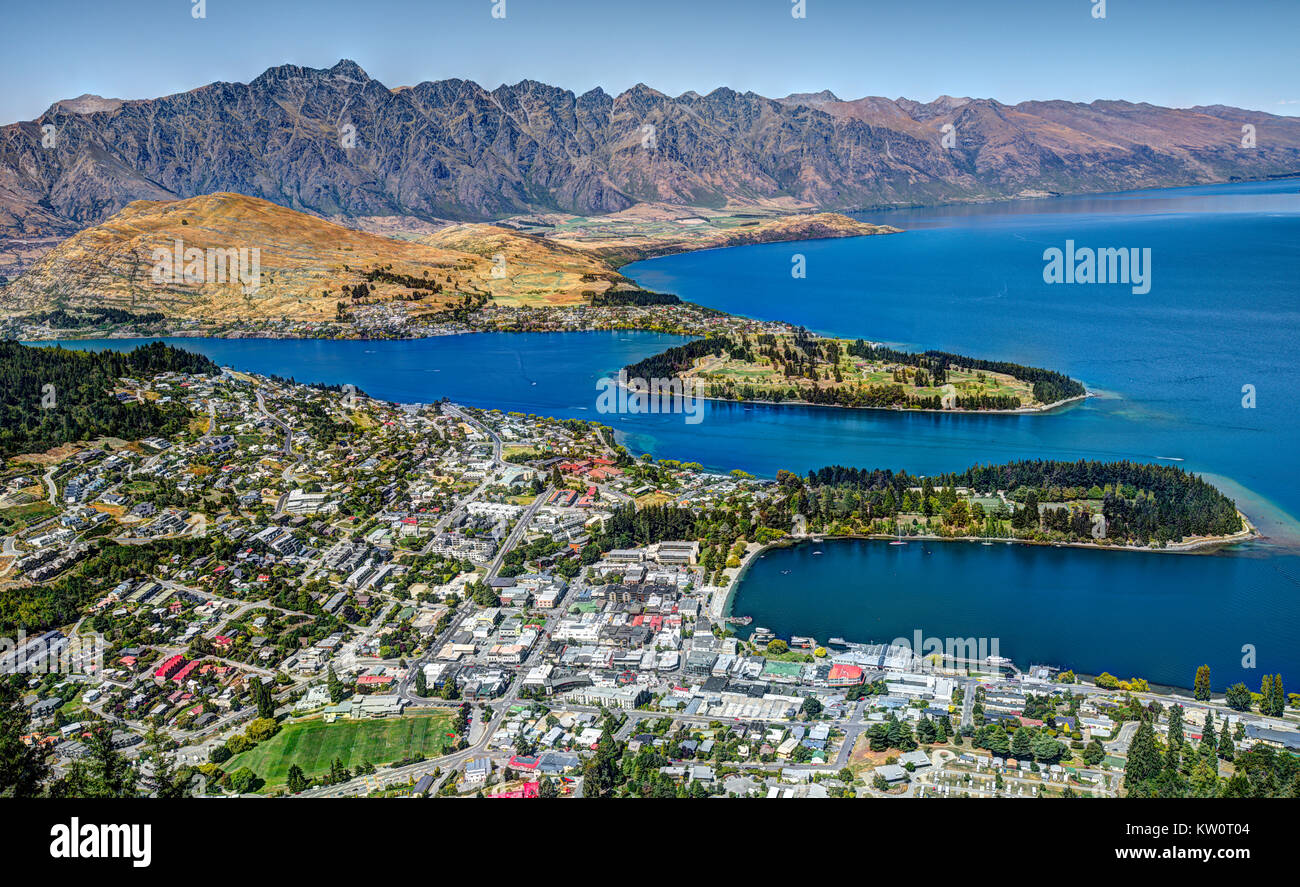 Ein Blick auf die Stadt Queenstown, Neuseeland, den Hafen und die umliegenden Bergketten Stockfoto
