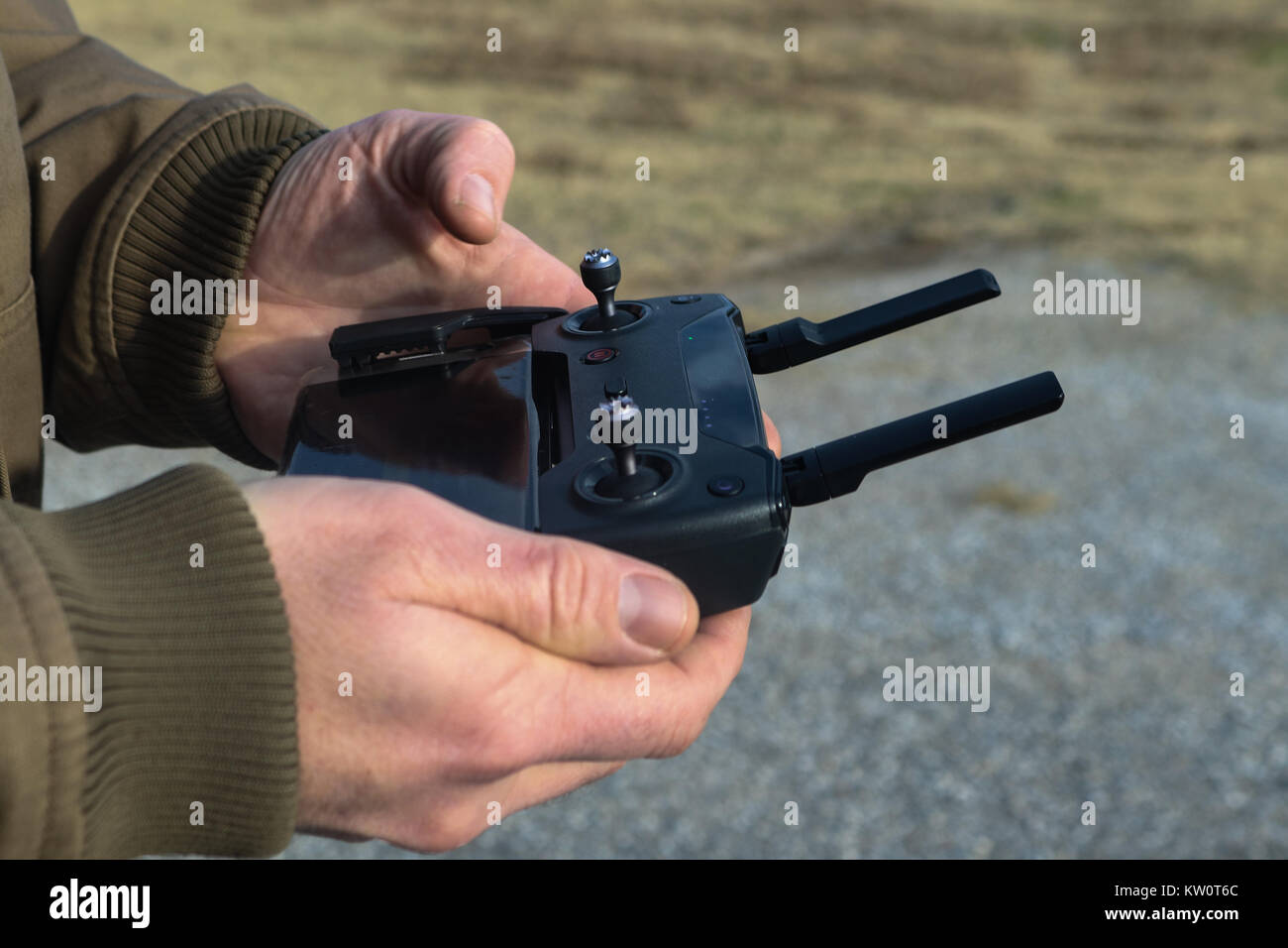 Hände, die Steuerung, die für die drohne, die verwendet ein Mobiltelefon im Winter - selektive Fokus Stockfoto