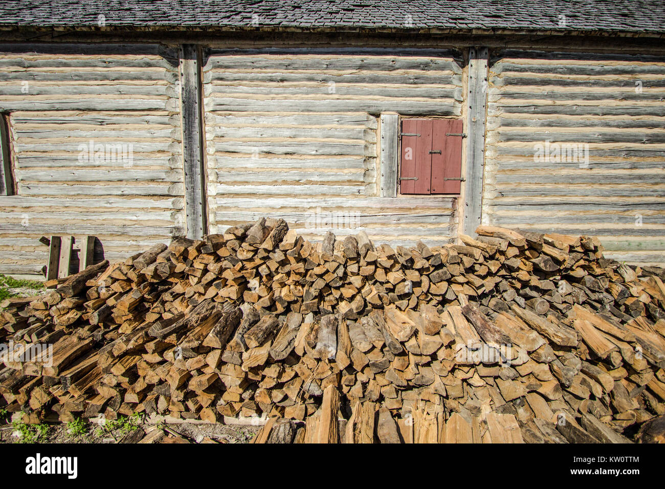 Stapel von Brennholz. Woodpile außerhalb einer Weinlese gestapelt cabin Home anmelden. Stockfoto