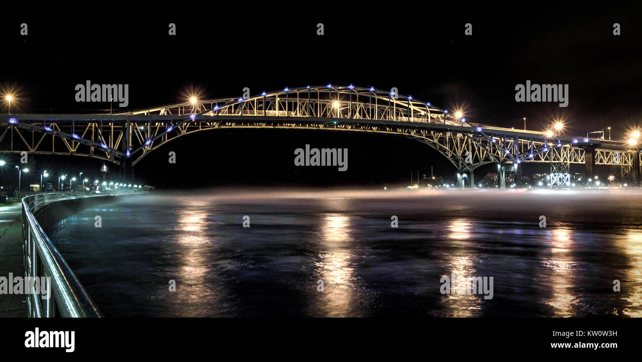 Blue Water Bridge internationale Grenzübergang zwischen Port Huron, Michigan, USA und Sarnia, Ontario ist eine belebte Kreuzung zwischen den USA und Kanada. Stockfoto