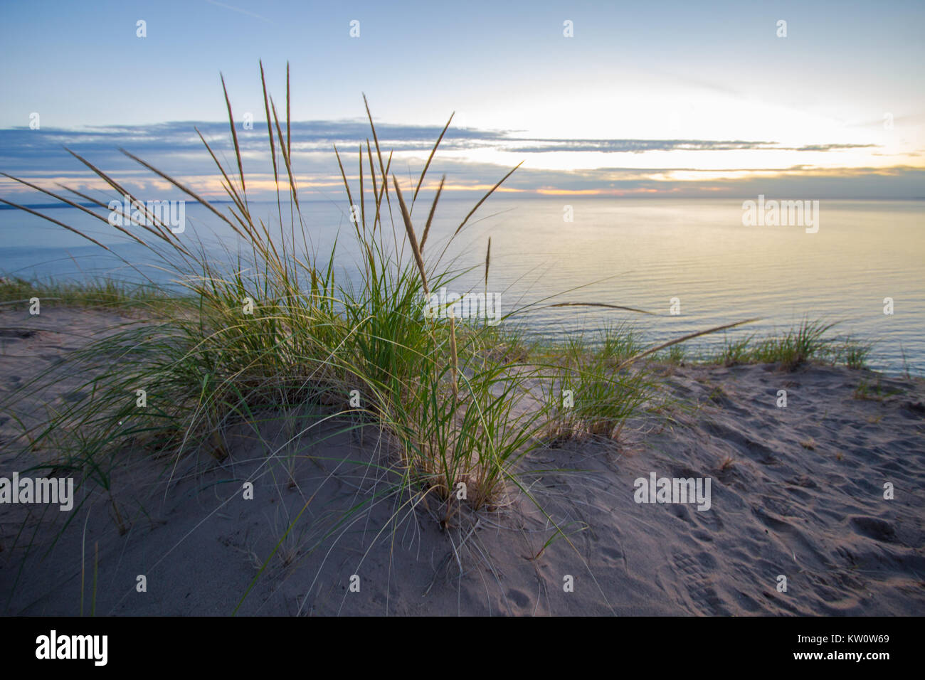 Blick vom Schlafen Dunes National Lakeshore. Weiten Blick auf Lake Michigan von der Spitze einer Sanddüne in Sleeping Bear Dunes. Reich, Michigan. Stockfoto