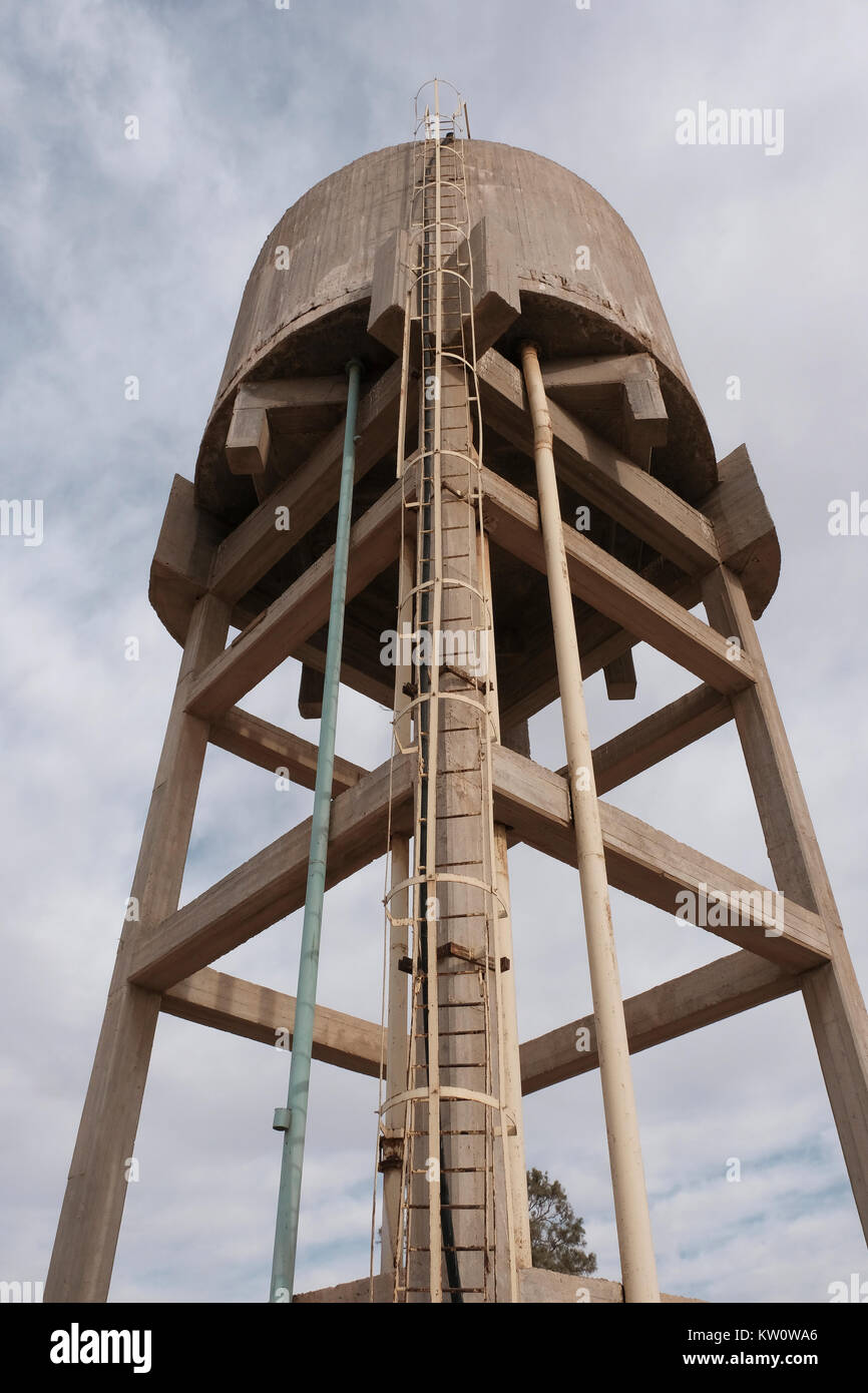 Alte Beton Wasserbehälter Turm in der landwirtschaftlichen Gemeinschaft von Hatzeva in der westlichen auf dem Blachfelde Tal in Hebräisch bekannt als Arava oder Aravah, die Teil der Grenze zwischen Israel und Jordanien. Stockfoto