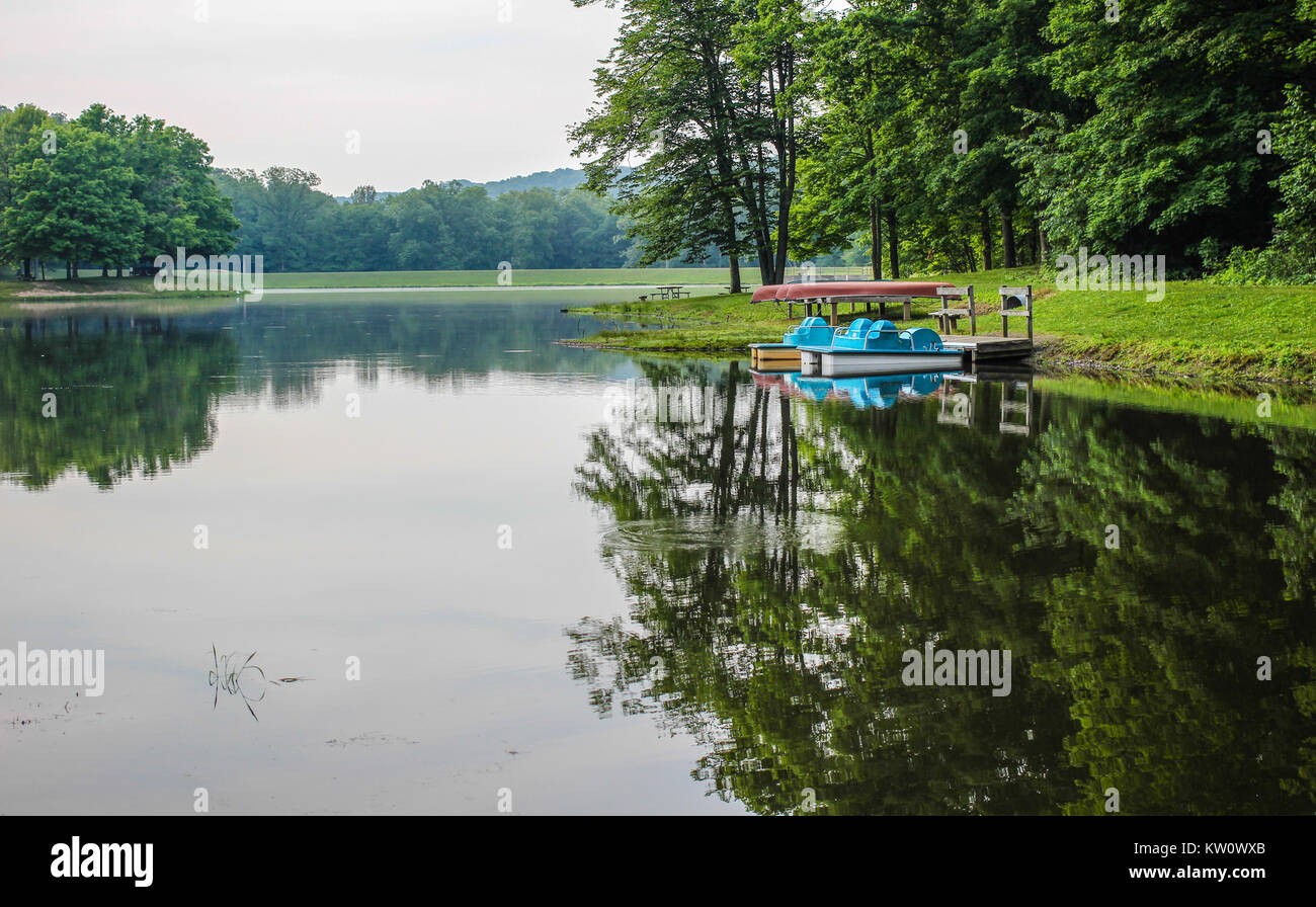 Sommer Tag am See. Paddelboote und Kanus säumen die Ufer des Sees am Scioto State Park in Chillicothe, Ohio Stockfoto