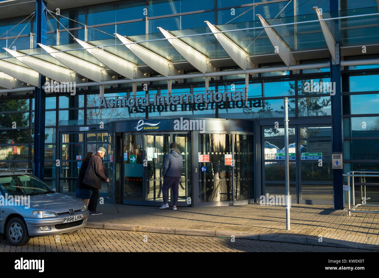 Vor dem Eingang zum Eurostar Bahnhof Ashford, Kent, Großbritannien Stockfoto