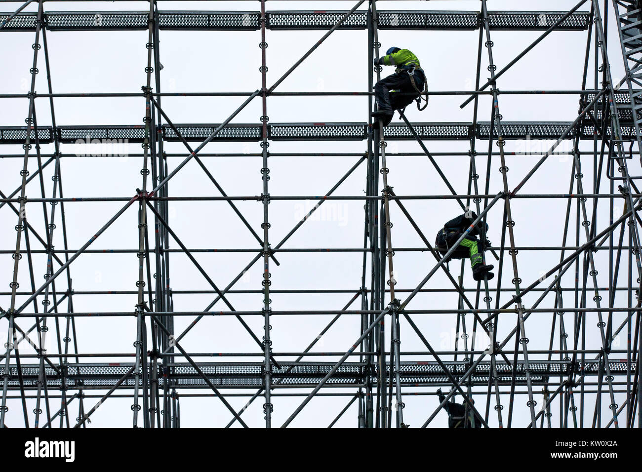 Gerüstbauer bei der Arbeit, eine große Gerüste, Arbeiten in großer Höhe, Stockfoto
