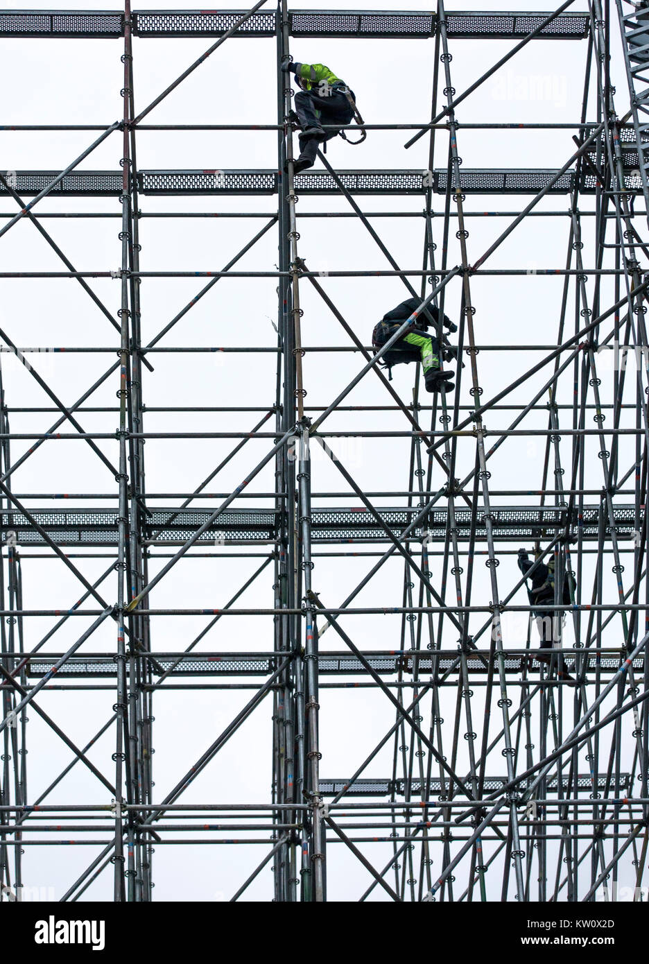 Gerüstbauer bei der Arbeit, eine große Gerüste, Arbeiten in großer Höhe, Stockfoto