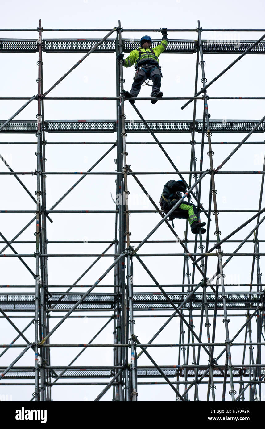 Gerüstbauer bei der Arbeit, eine große Gerüste, Arbeiten in großer Höhe, Stockfoto