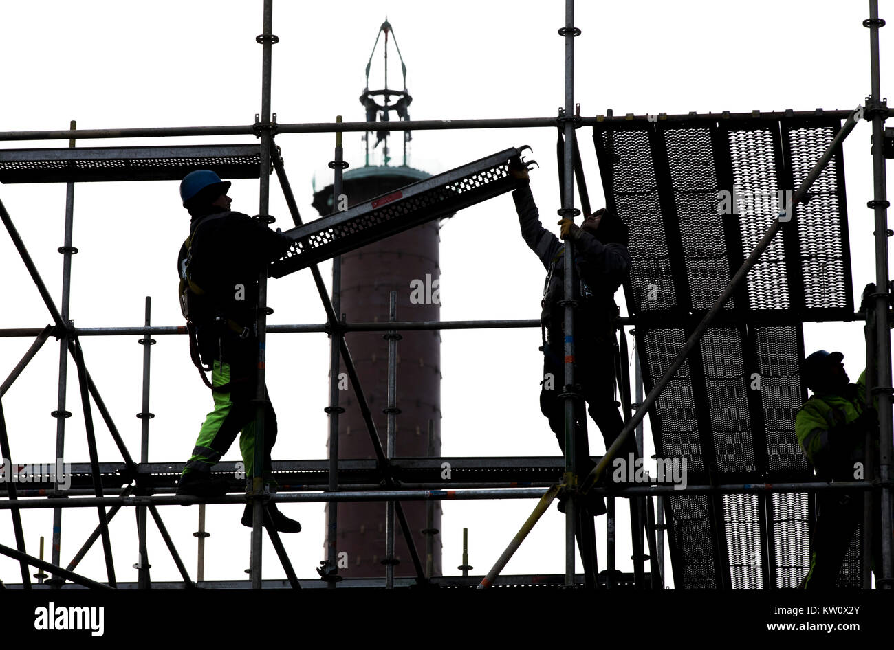 Gerüstbauer bei der Arbeit, eine große Gerüste, Arbeiten in großer Höhe, Stockfoto
