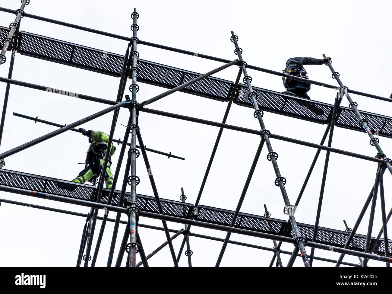 Gerüstbauer bei der Arbeit, eine große Gerüste, Arbeiten in großer Höhe, Stockfoto