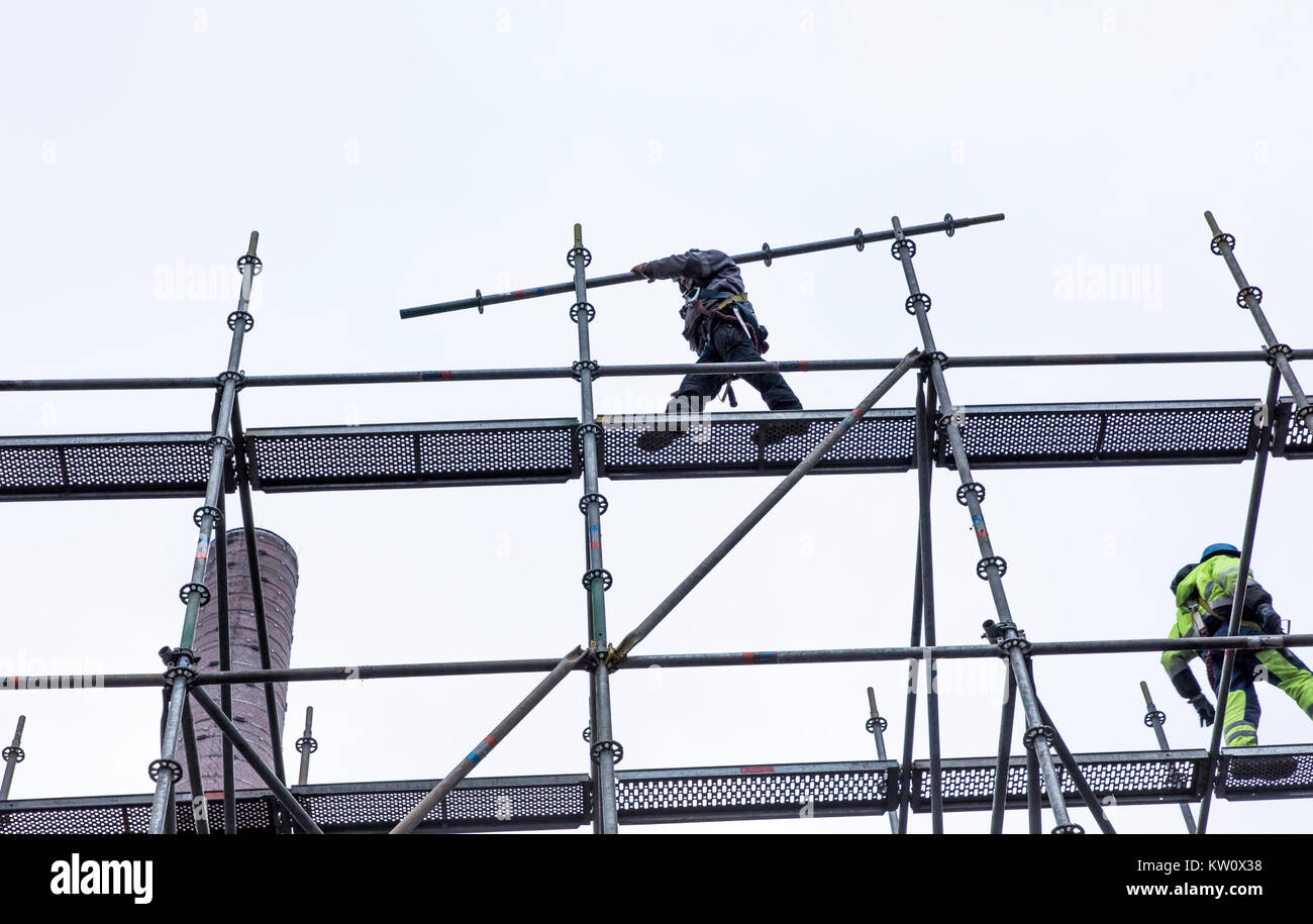 Gerüstbauer bei der Arbeit, eine große Gerüste, Arbeiten in großer Höhe, Stockfoto