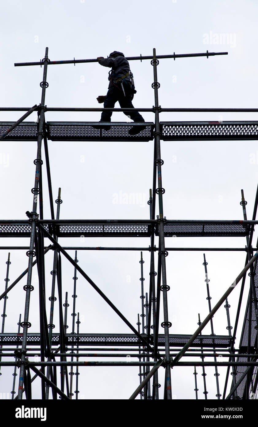 Gerüstbauer bei der Arbeit, eine große Gerüste, Arbeiten in großer Höhe, Stockfoto