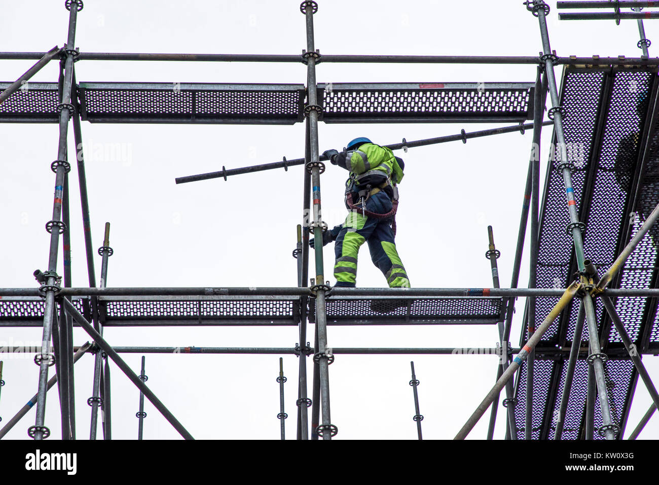 Gerüstbauer bei der Arbeit, eine große Gerüste, Arbeiten in großer Höhe, Stockfoto