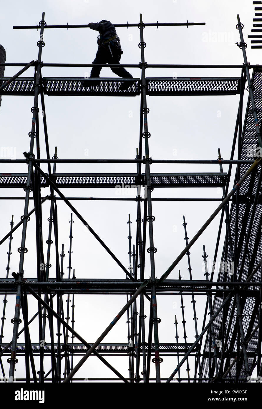 Gerüstbauer bei der Arbeit, eine große Gerüste, Arbeiten in großer Höhe, Stockfoto