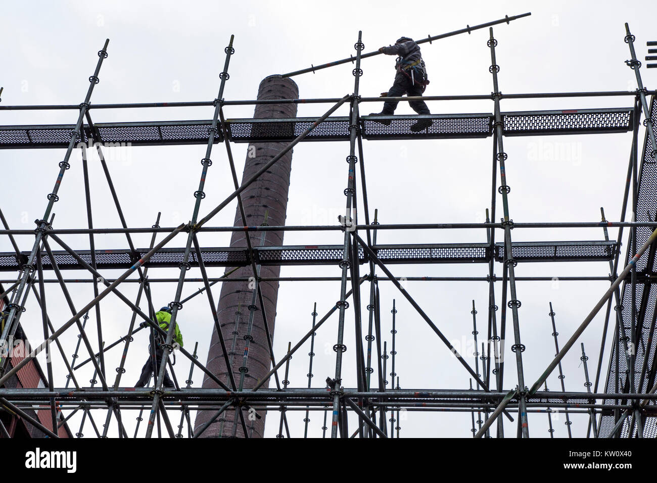 Gerüstbauer bei der Arbeit, eine große Gerüste, Arbeiten in großer Höhe, Stockfoto
