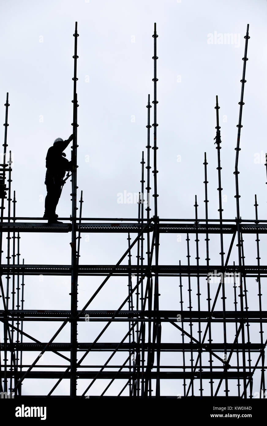 Gerüstbauer bei der Arbeit, eine große Gerüste, Arbeiten in großer Höhe, Stockfoto