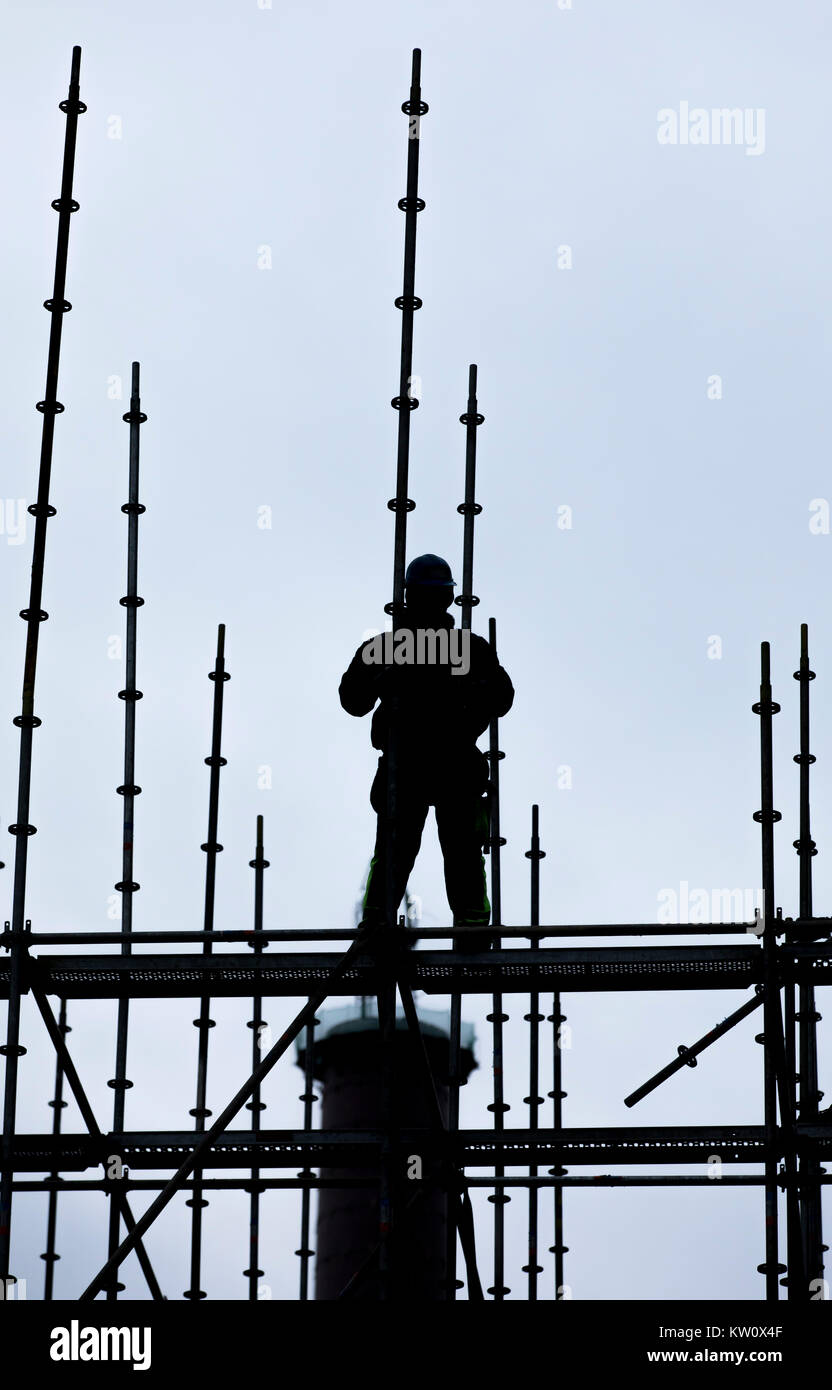 Gerüstbauer bei der Arbeit, eine große Gerüste, Arbeiten in großer Höhe, Stockfoto