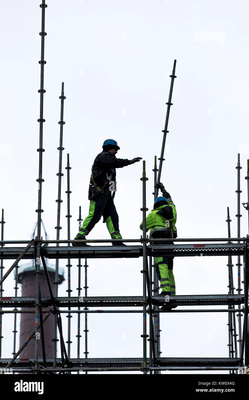 Gerüstbauer bei der Arbeit, eine große Gerüste, Arbeiten in großer Höhe, Stockfoto