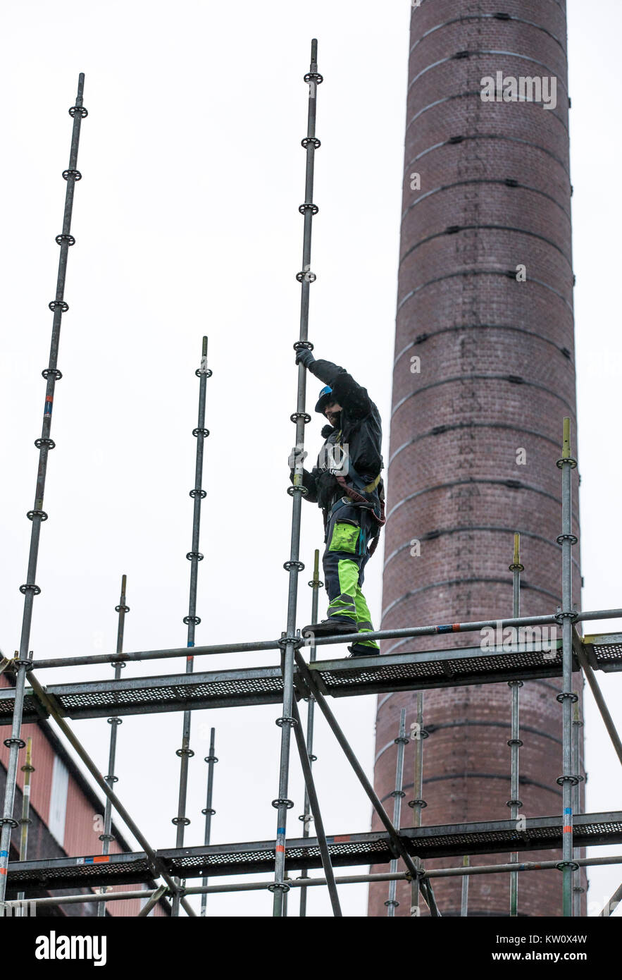Gerüstbauer bei der Arbeit, eine große Gerüste, Arbeiten in großer Höhe, Stockfoto