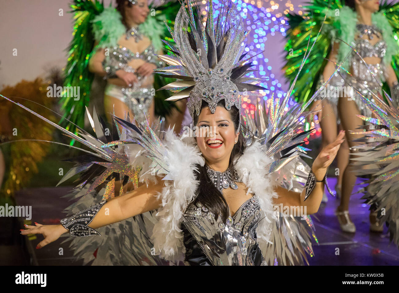 Ein lächelndes Karneval Tänzerin in Funchal, Madeira, Portugal Stockfoto