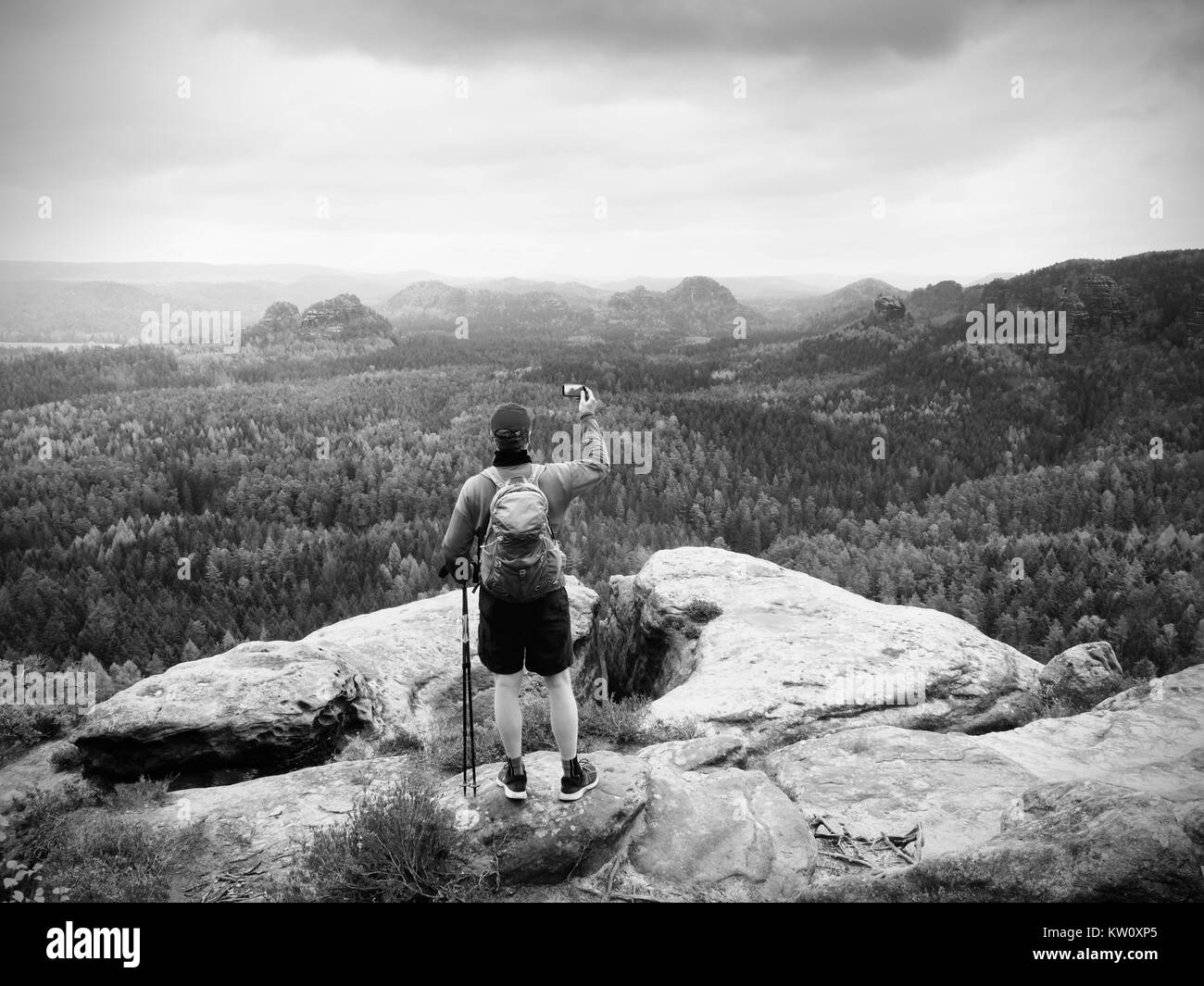 Handy Fotograf. Touristische auf dem felsigen Rand phone Bilder. Wandern in den Bergen Leben bereichern. Stockfoto