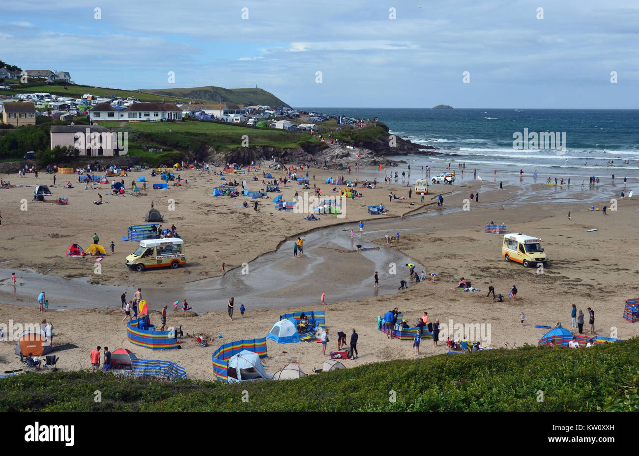 Menschen auf neue Polzeath Strand, Surfside, Cornwall, England, Großbritannien. Sommer. Body Boarding. Stockfoto