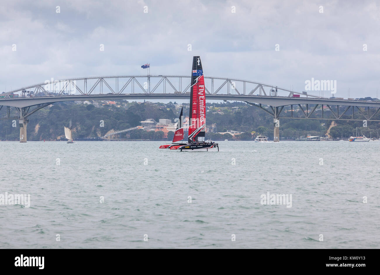 New Zealand 2017 Americas Cup Eintrag im Training aus Auckland Harbour mit der Yacht auf ihren Folien angehoben Stockfoto