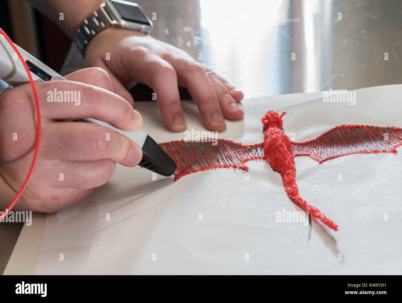 3-D-Druck pen Erstellen eines Drachen Form Stockfoto