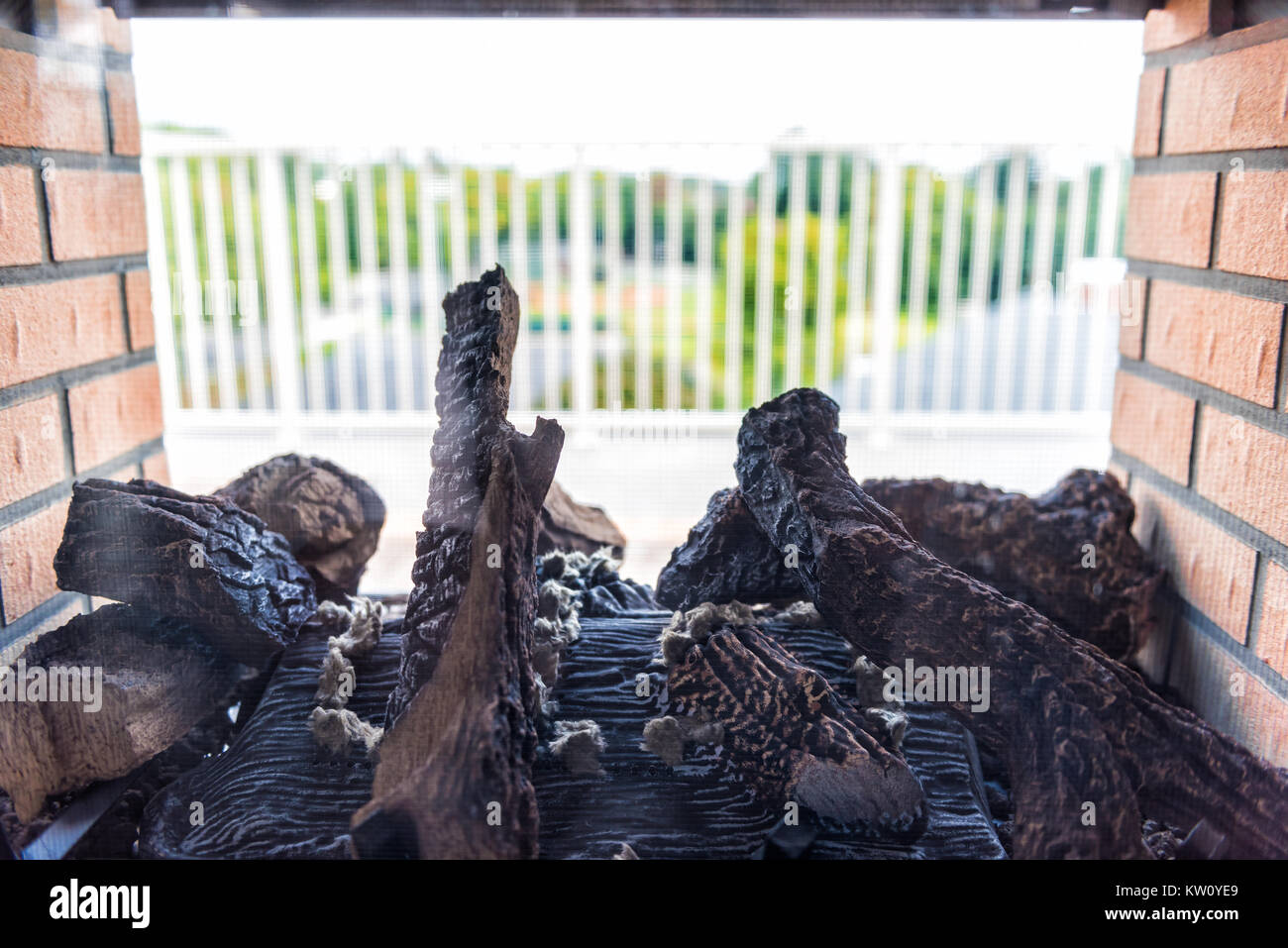 Modernes 2-seitig gemauerten Kamin, im Freien auf Loft in Modell Haus, Haus oder Apartment mit Balkon Stockfoto