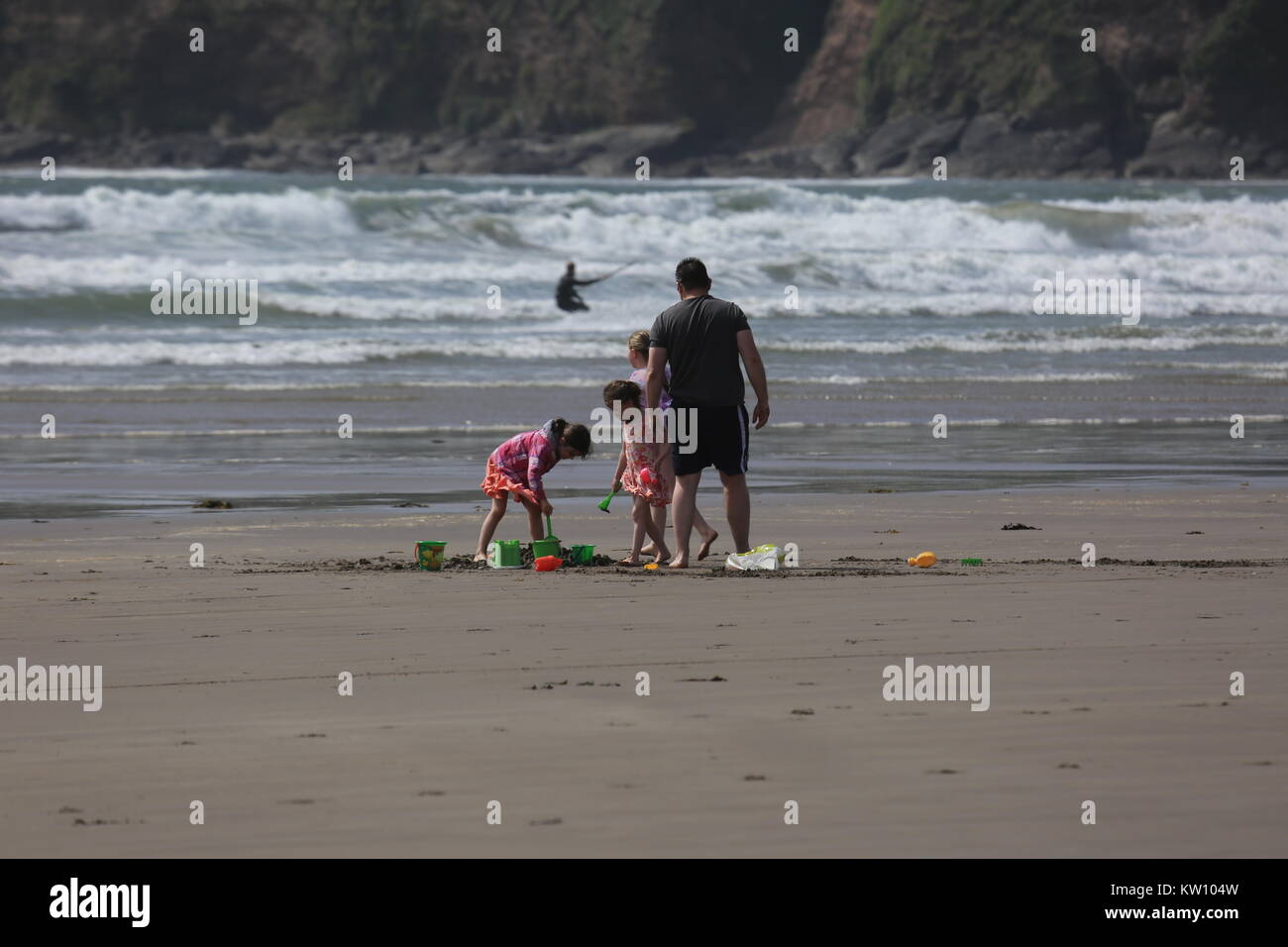 Familie heraus für Spaß am Strand Sandburgen bauen Stockfoto