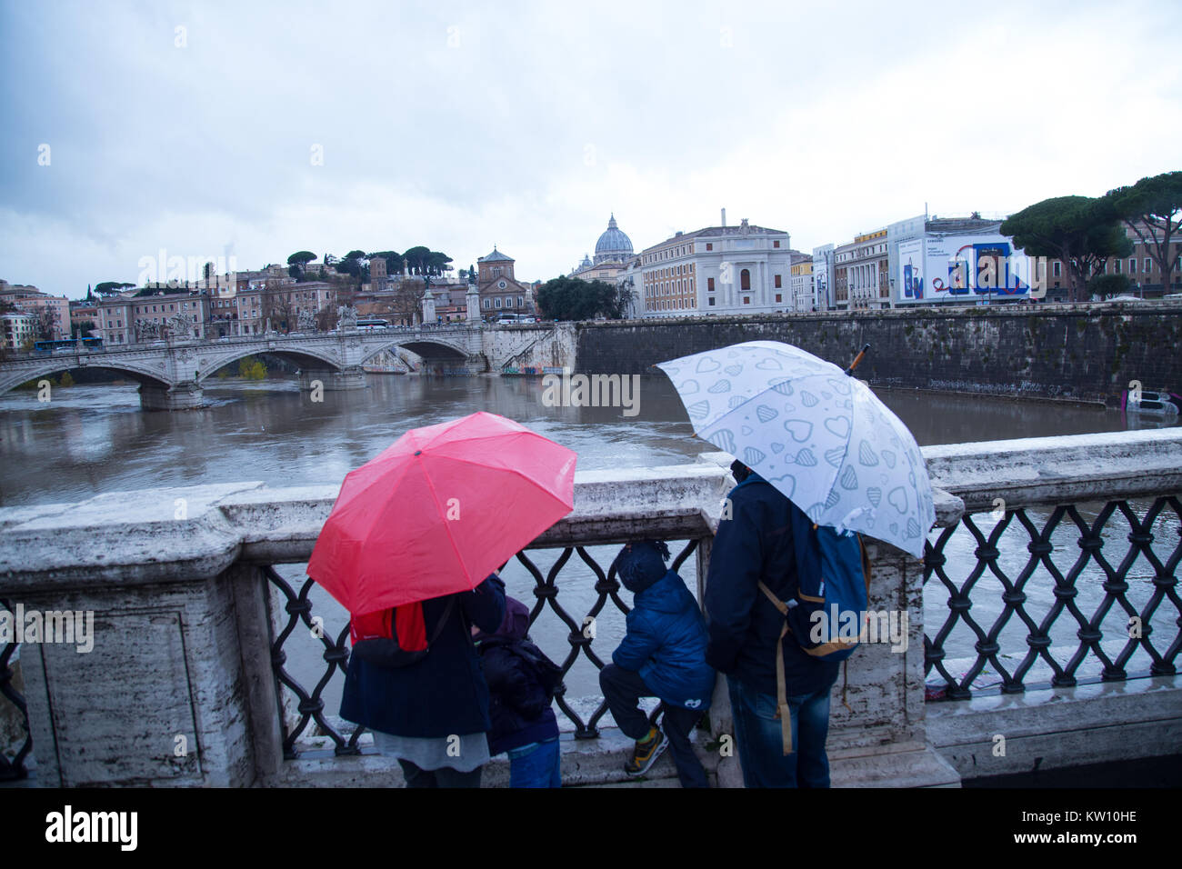 Rom, Italien. 28 Dez, 2017. Einige Touristen im Regen beobachten den Tiber Credit: Matteo Nardone/Pacific Press/Alamy leben Nachrichten Stockfoto