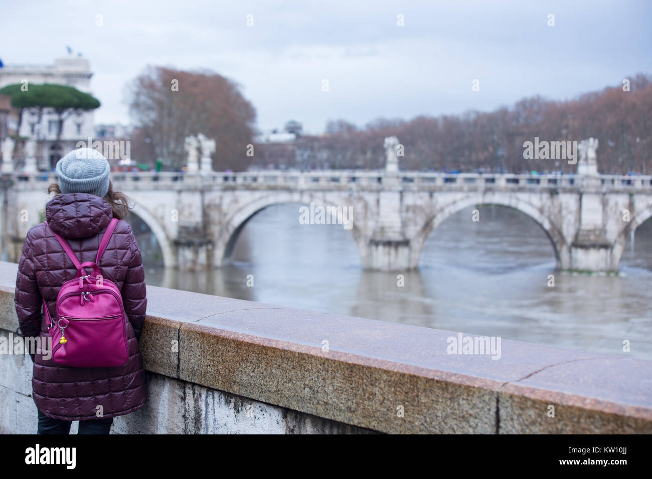 Rom, Italien. 28 Dez, 2017. Einige Touristen im Regen beobachten den Tiber Credit: Matteo Nardone/Pacific Press/Alamy leben Nachrichten Stockfoto