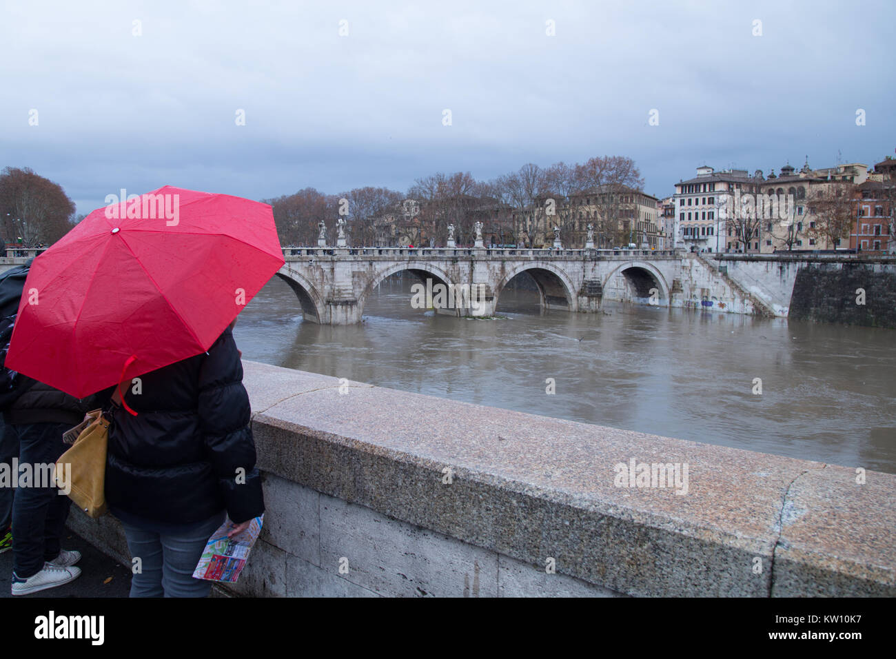 Rom, Italien. 28 Dez, 2017. Einige Touristen im Regen beobachten den Tiber Credit: Matteo Nardone/Pacific Press/Alamy leben Nachrichten Stockfoto