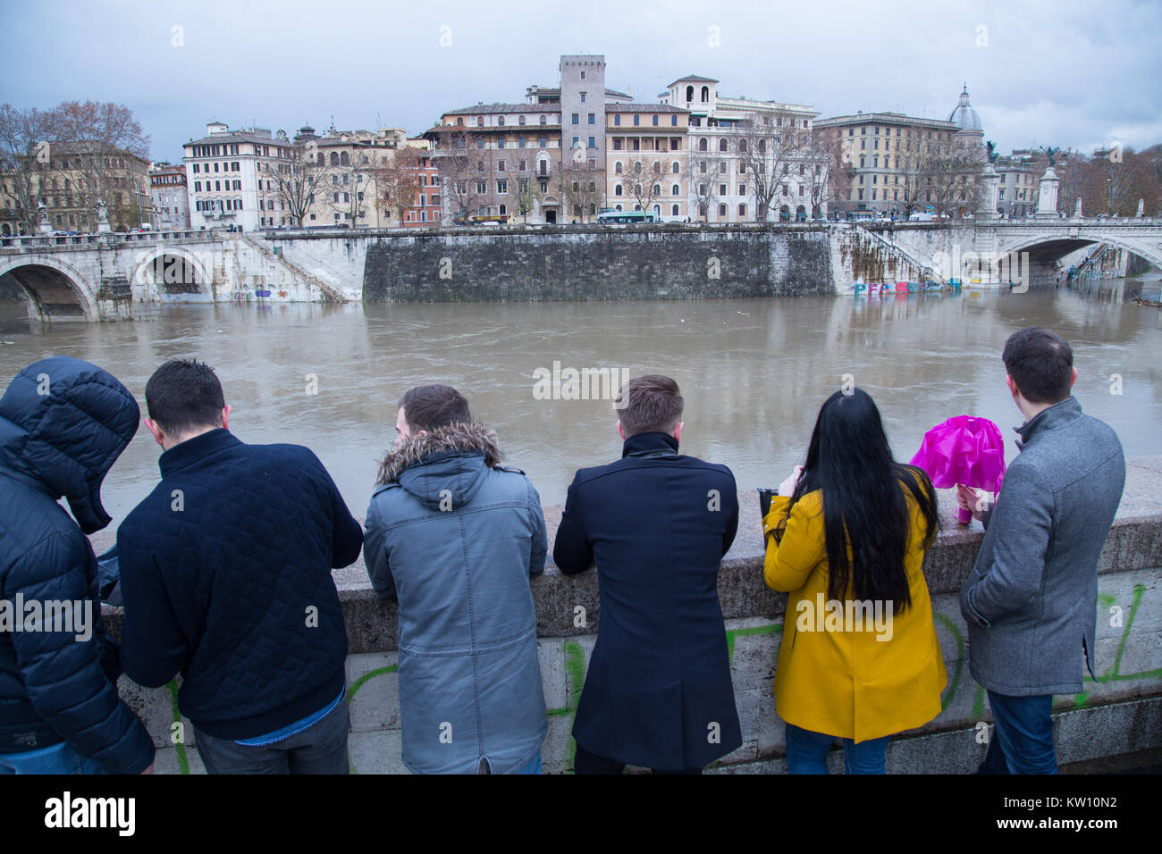 Rom, Italien. 28 Dez, 2017. Einige Touristen im Regen beobachten den Tiber Credit: Matteo Nardone/Pacific Press/Alamy leben Nachrichten Stockfoto