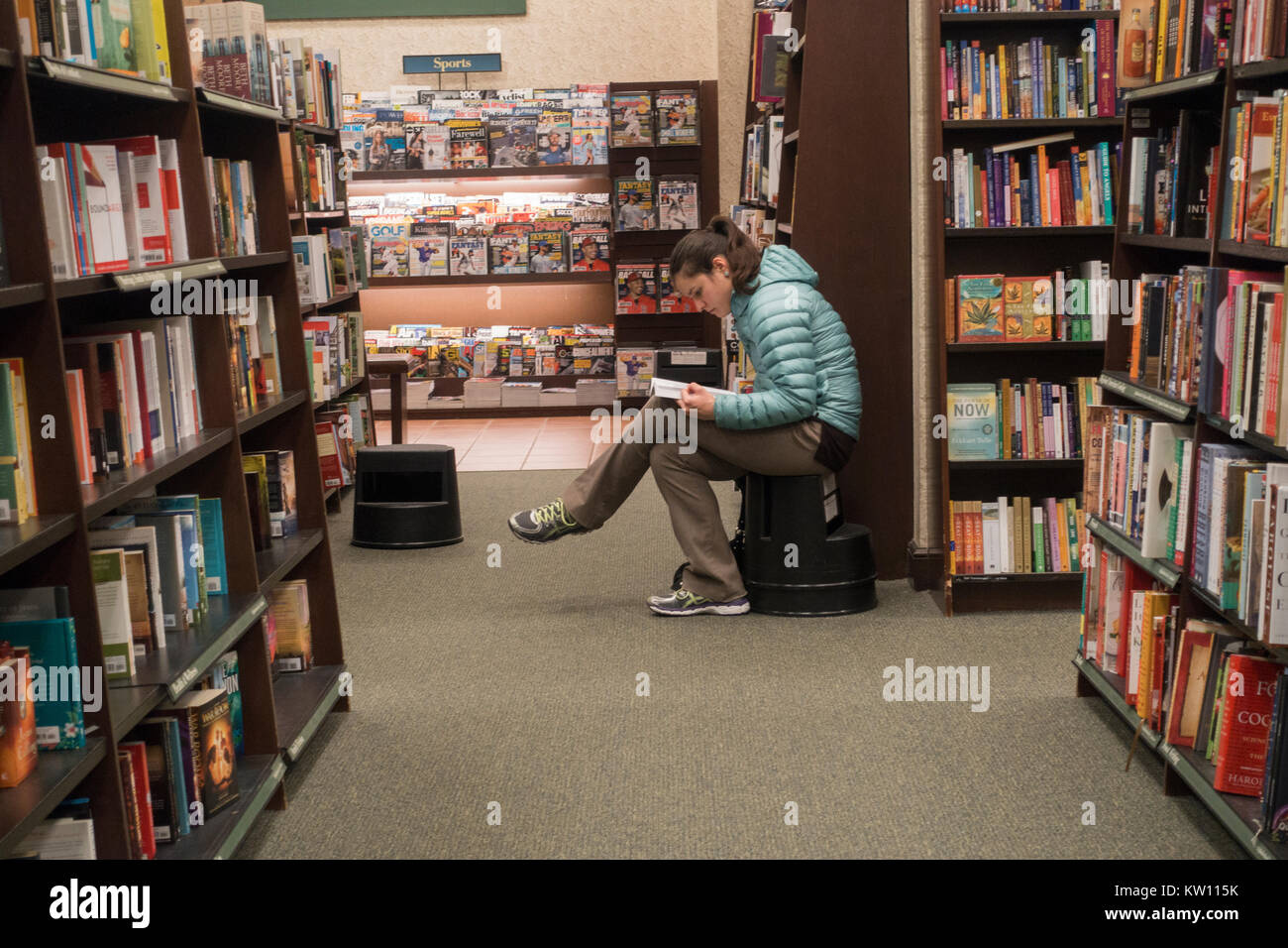 Lesen Zeitschriften bei Barnes & Noble MA Stockfoto