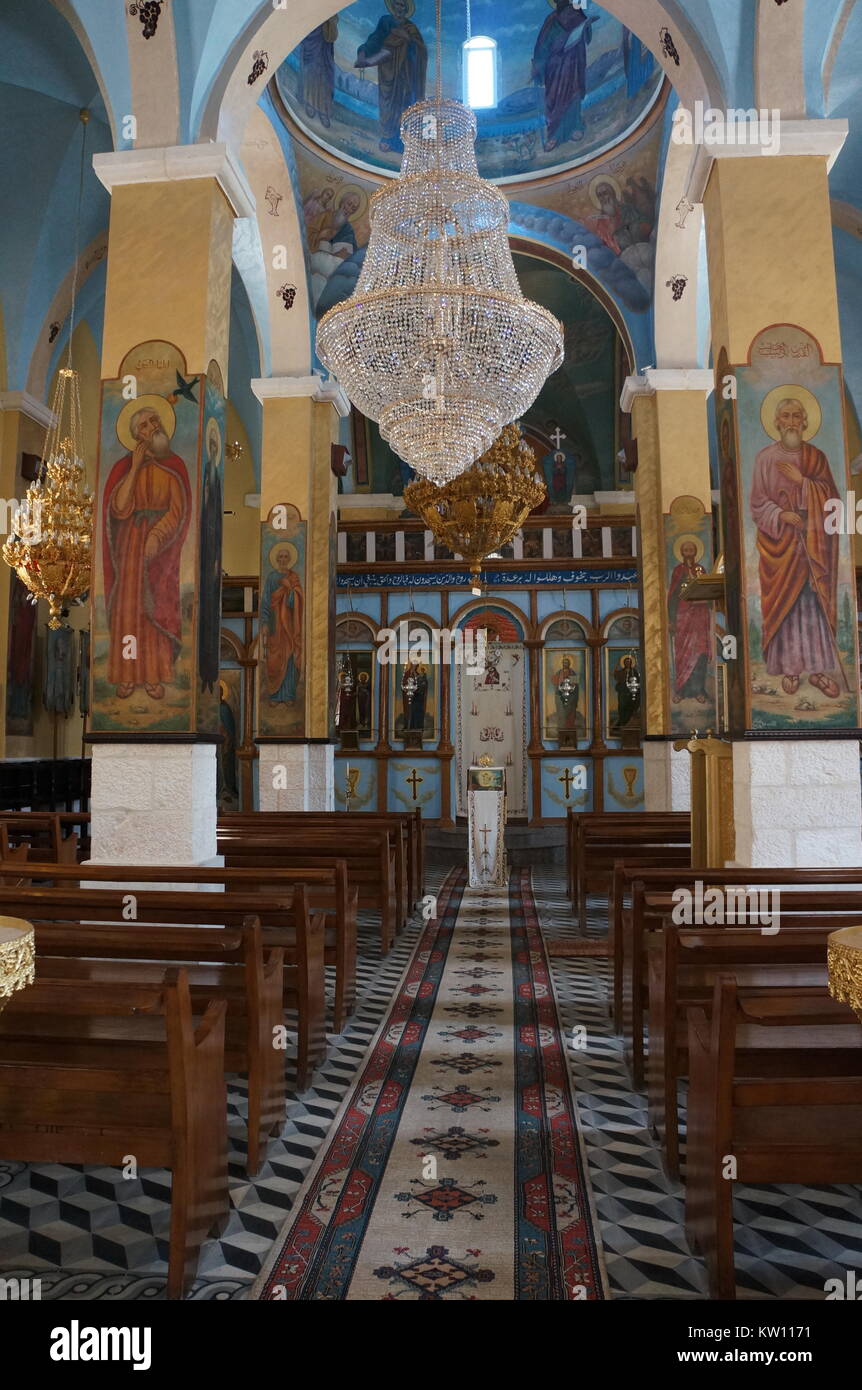 Im Inneren der Kirche von Taybeh, einem christlichen Dorf in Palästina in der Nähe von Ramallah. Stockfoto