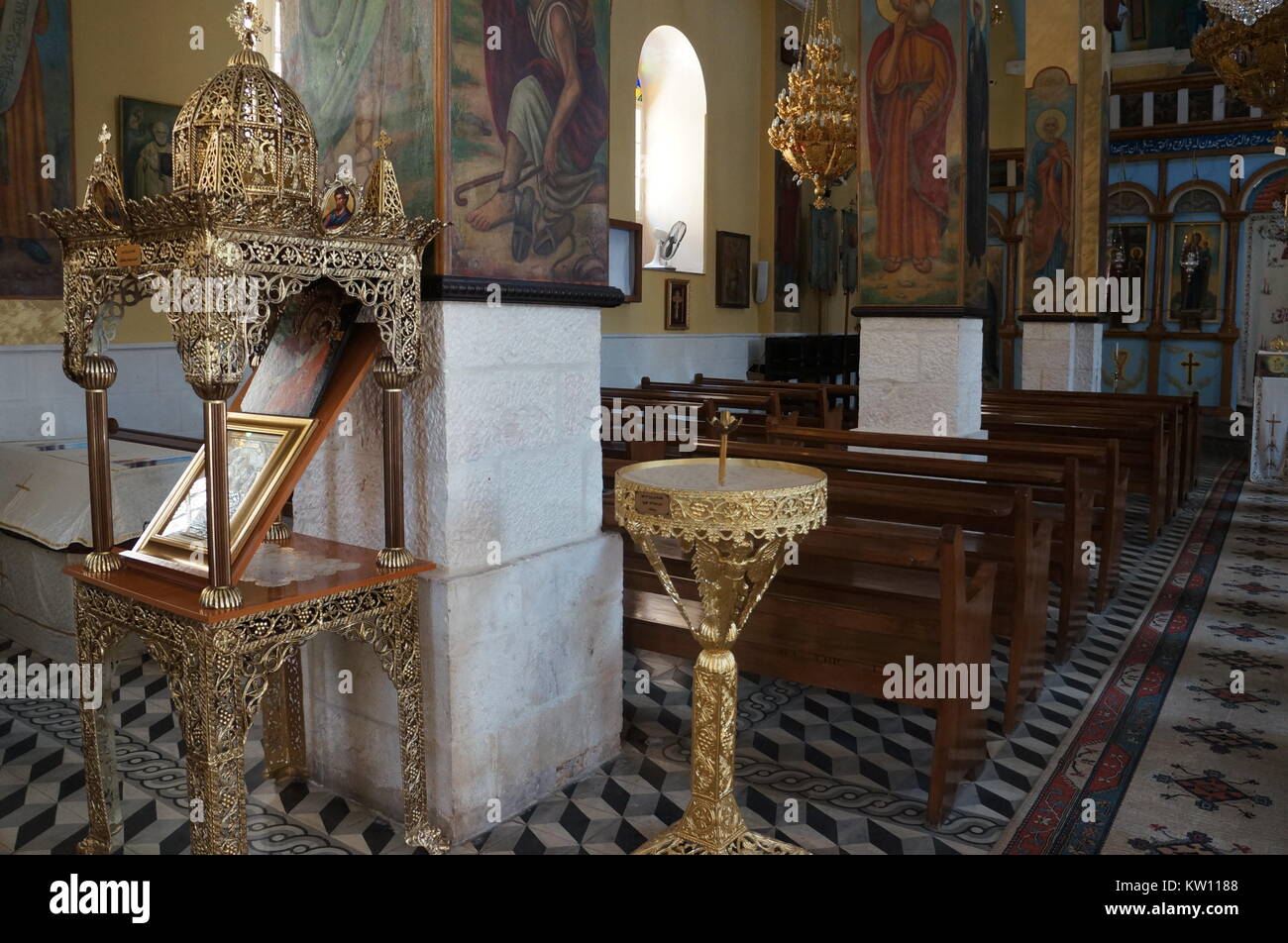 Im Inneren der Kirche von Taybeh, einem christlichen Dorf in Palästina in der Nähe von Ramallah. Stockfoto