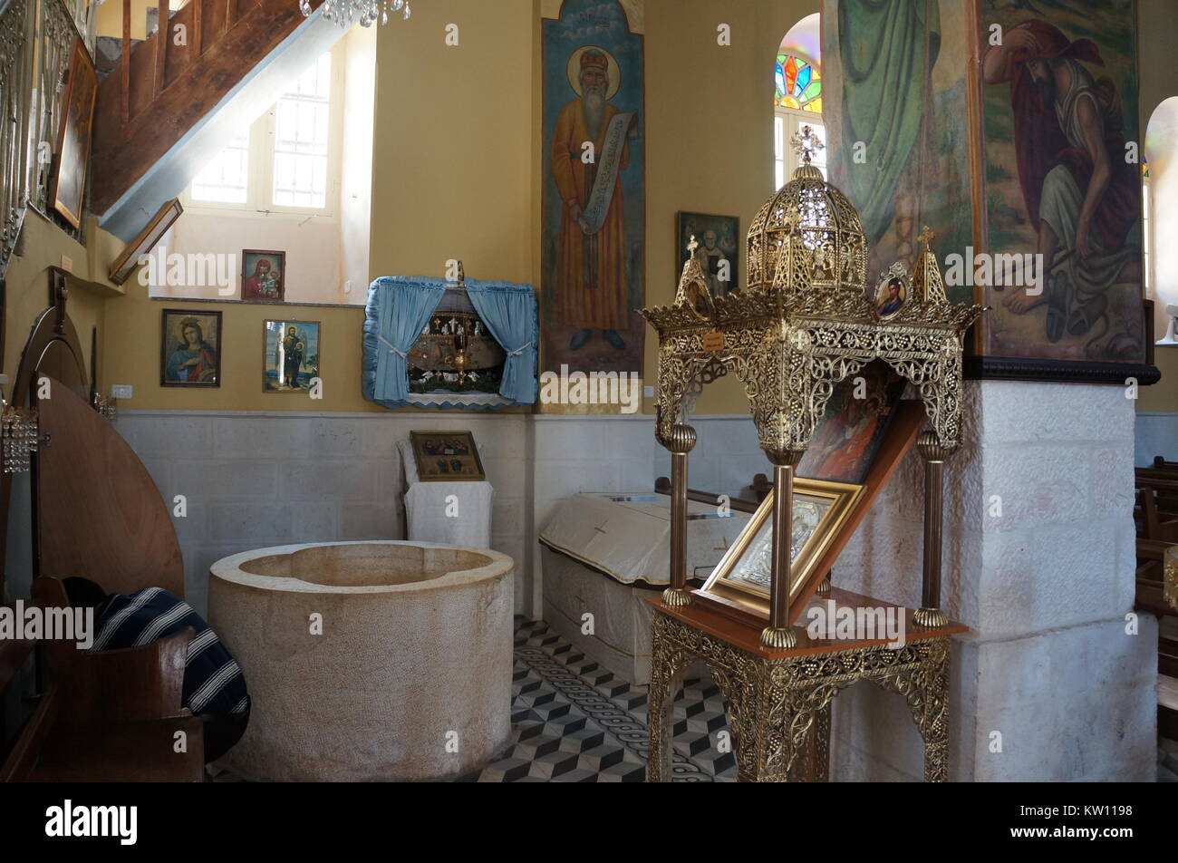 Im Inneren der Kirche von Taybeh, einem christlichen Dorf in der Nähe von Ramallah, Palästina Stockfoto