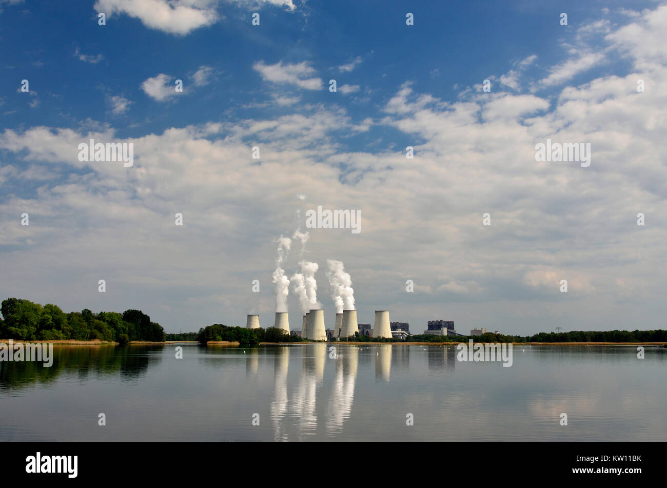 Braunkohlekraftwerk, niedrige lauwarm Sitz, braun Kohlekraftwerk J?nschwalde in der peitzer Teiche, Braunkohlenkraftwerk, Niederlausitz, Bra Stockfoto