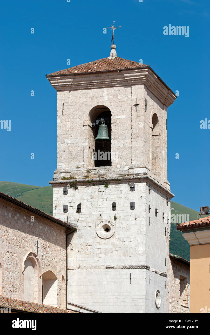 Glockenturm der Kirche San Benedetto in Norcia (vor dem Erdbeben 2016), Umbrien, Italien Stockfoto