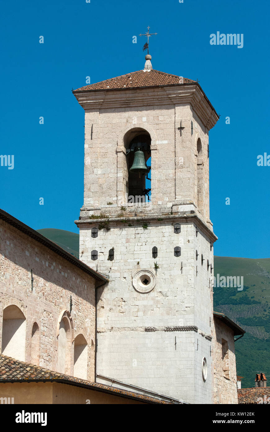 Glockenturm der Kirche San Benedetto in Norcia (vor dem Erdbeben 2016), Umbrien, Italien Stockfoto