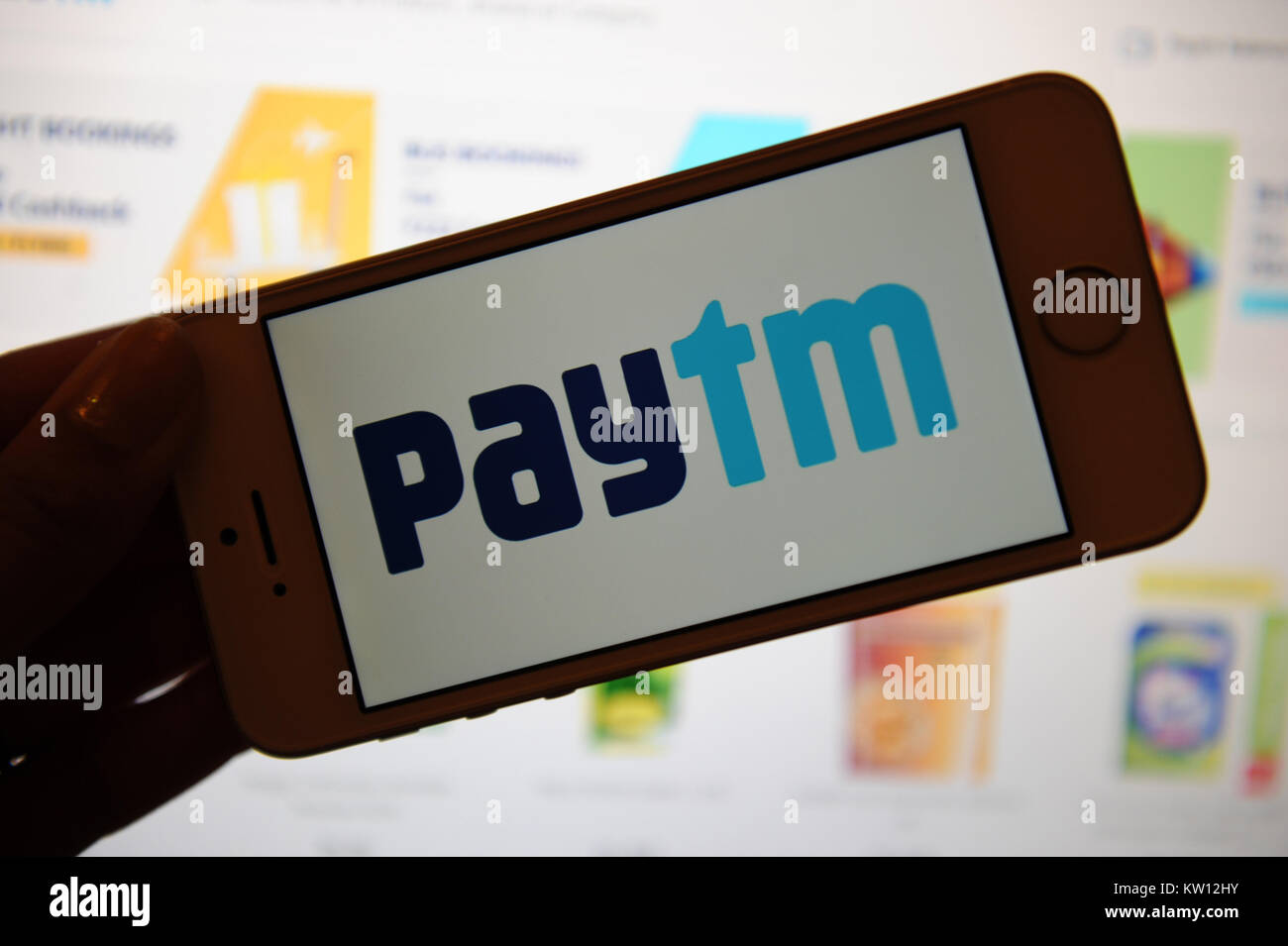 Paytm Logo auf einem Telefon und auf einem Bildschirm Stockfoto