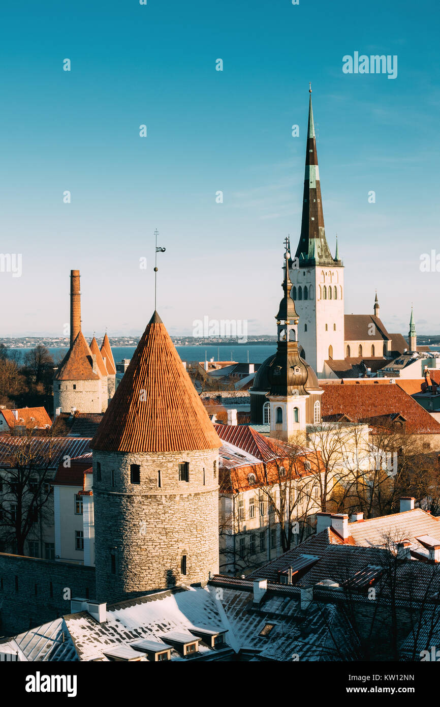 Tallinn, Estland. Teil von Tallinn Stadtmauer mit Türmen, an der Spitze des Foto gibt es Turm der Kirche von St. Olaf oder Olav. Beliebtes Ziel Scenic Stockfoto