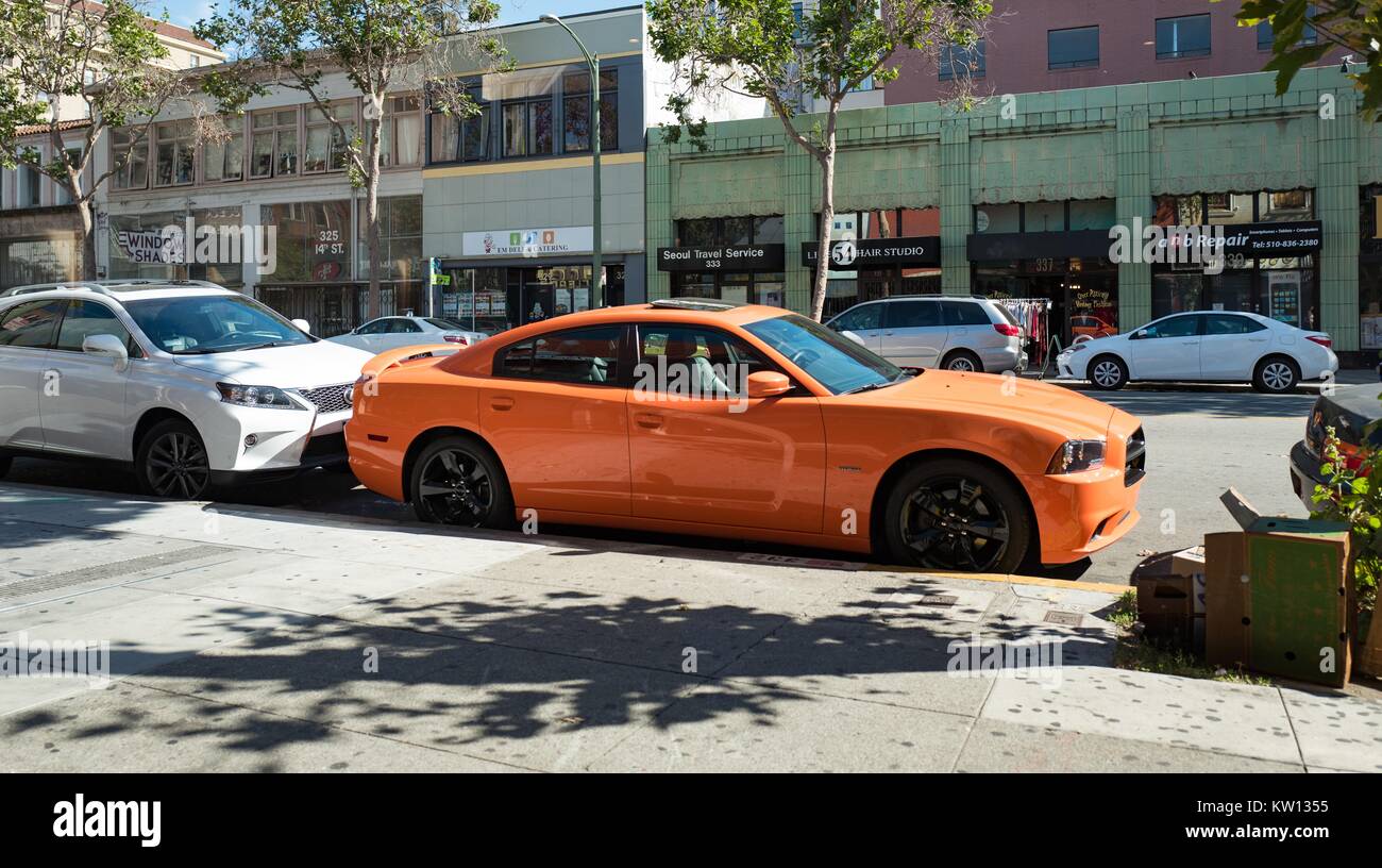 Geparkte Autos auf der 14. Straße in Oakland, in der Nähe der Szene von einem Juni 2016 breite - Tageslicht Aufnahmen, die das Leben von 17-jährigen Reggina Jefferies, 2016 behauptete. Stockfoto
