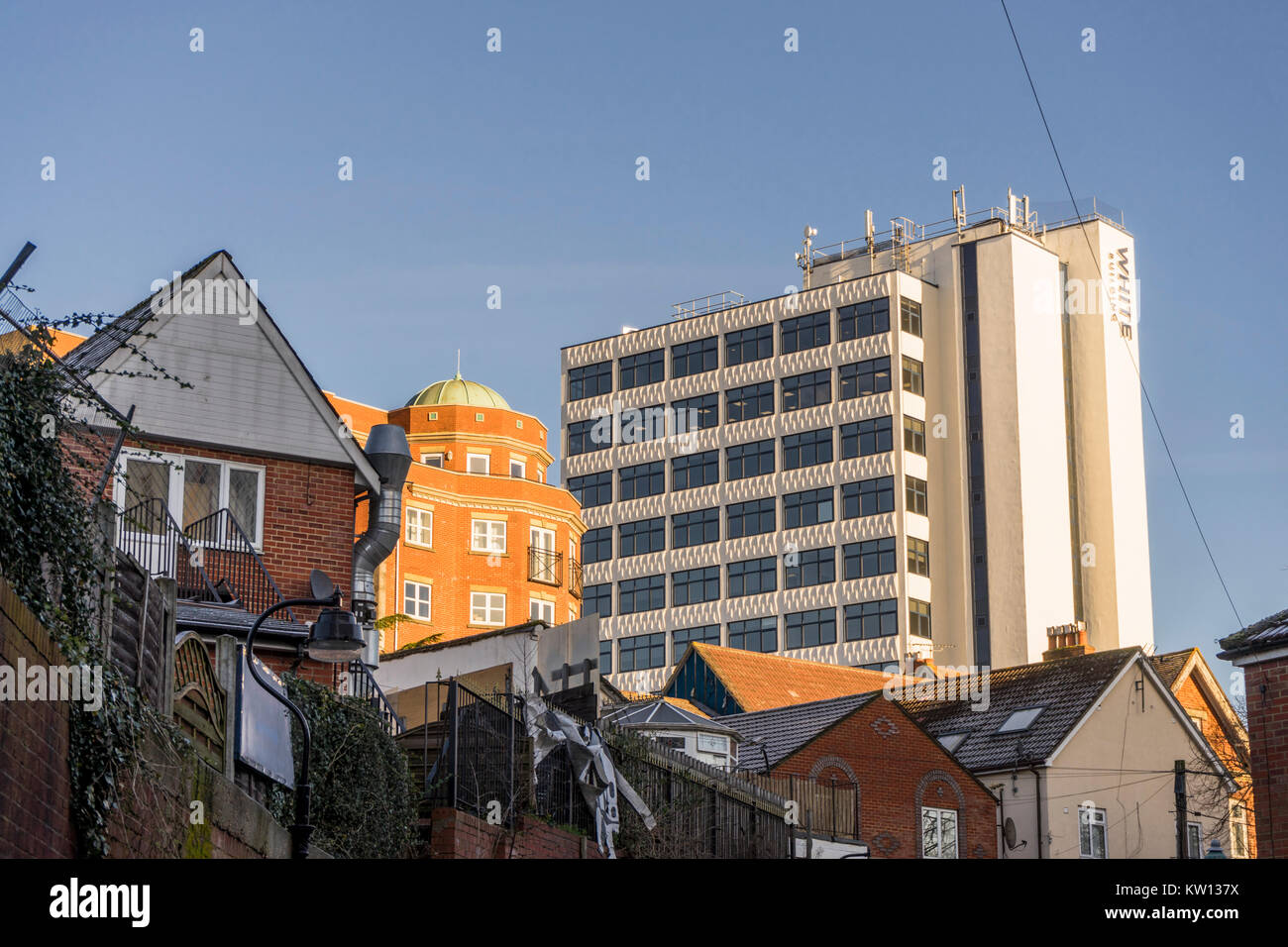 Blick über Gebäude in die Polygonfläche von Southampton mit der 'weißes Gebäude im Hintergrund im Dezember 2017, Southampton, England, Großbritannien Stockfoto