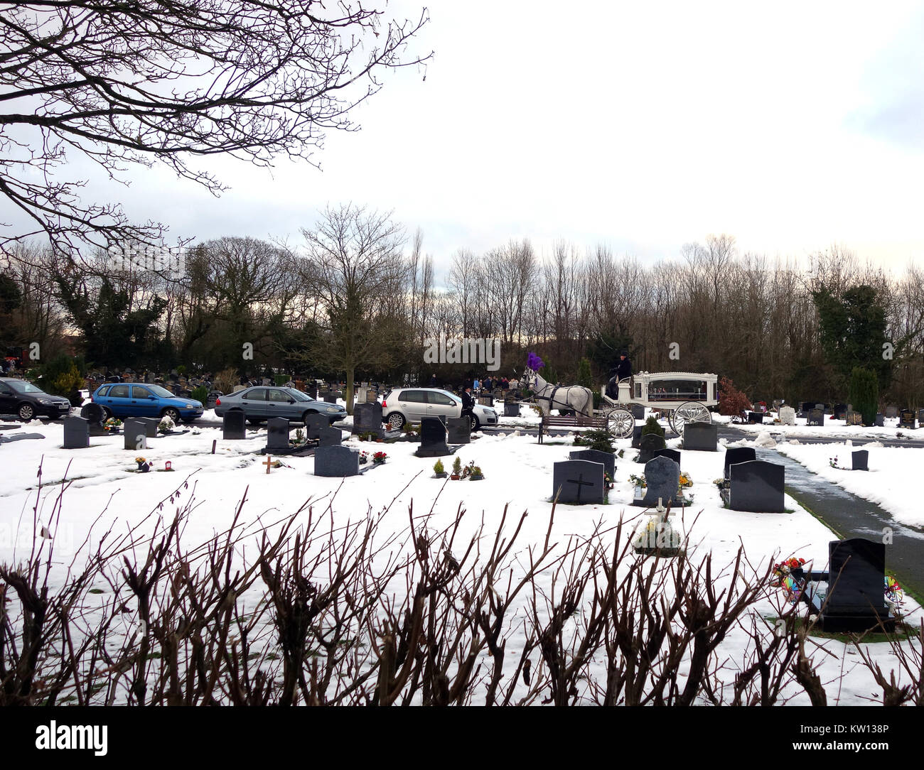 Pferden gezogenen Leichenwagen am Begräbnis im Winter Schnee, Großbritannien 2017 Stockfoto