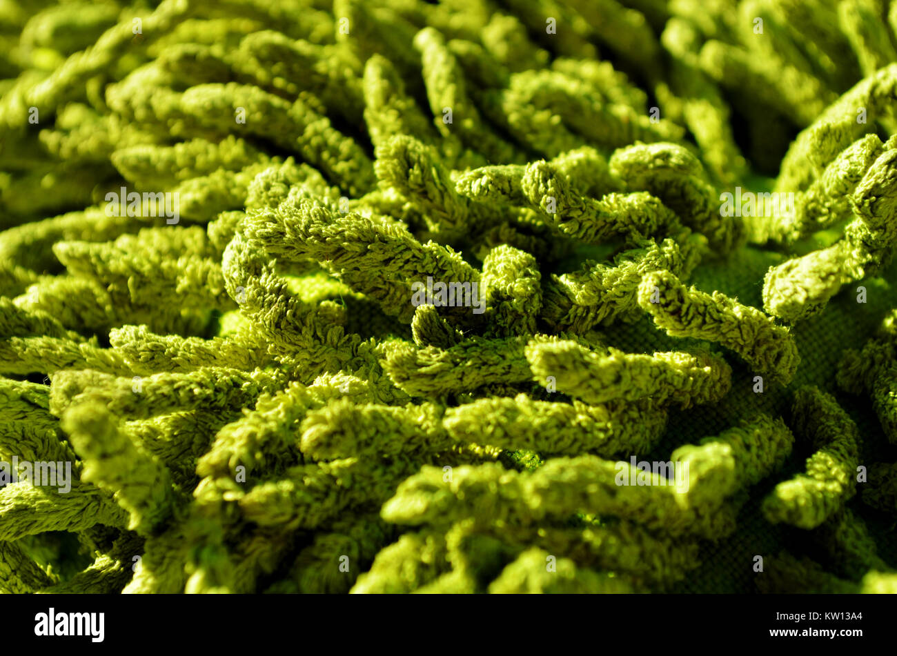 In der Nähe von Bright Green Fasern auf einer Waschmaschine Handschuh Stockfoto