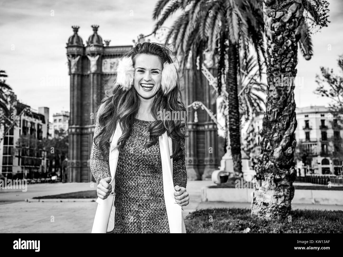 in Barcelona für einen perfekten Winter. Porträt von glücklich elegante Fashion Monger in Ohrenschützer in der Nähe von Arc de Triomf in Barcelona, Spanien Stockfoto