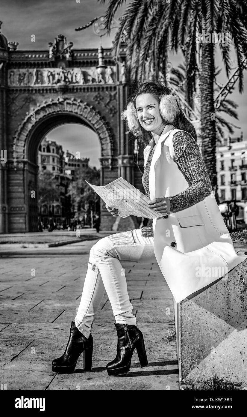 in Barcelona für einen perfekten Winter. gerne trendige Mode-Monger in Ohrenschützer in der Nähe von Arc de Triomf in Barcelona, Spanien mit Blick in die Ferne Karte Stockfoto